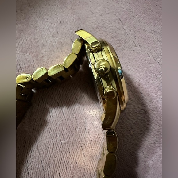 Michael Kors Watch - Gold in great condition! - Picture 7 of 10